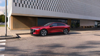 DE MAZDA6E MODELJAAR 2027 INTRODUCEERT EEN NIEUWE AANDRIJFLIJN, EEN UITGEBREIDER GAMMA EN VERBETERDE RIJHULPSYSTEMEN