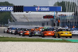 PRACHTIGE EN EERLIJKE STRIJD IN CONRAD MAZDA MaX5 CUP OP CIRCUIT ASSEN