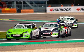 OPNIEUW SPECTACULAIR CLOSE RACING BIJ MAZDA MX-5 CUP TIJDENS DTM WEEKEND OP TT CIRCUIT ASSEN