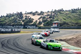 MARCEL DEKKER WINNAAR EERSTE RACEWEEKEND NIEUWE MAZDA MX-5 CUP