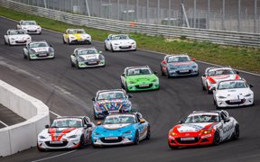 TWEE KEER FOTOFINISH BIJ MAZDA MX-5 CUP TIJDENS ZANDVOORT SUPERPRIX