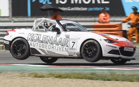 DIRK WARMERDAM GROOTSE WINNAAR SUPERPRIX ZOLDER IN MAZDA MX-5 CUP