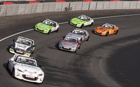 JUNIOREN MAKEN DE DIENST UIT IN MAZDA MX-5 CUP OP CIRCUIT ZANDVOORT