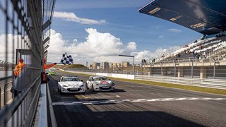 GROOT VELD TIJDENS EERSTE RACES MX-5 CUP OP CIRCUIT ZANDVOORT